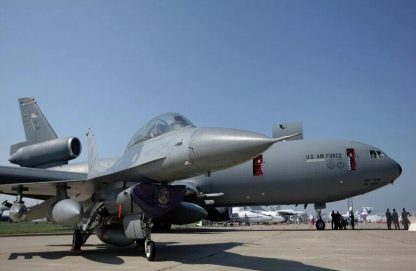 طائرة F-16 رابضة على مدرج قاعدة جوية