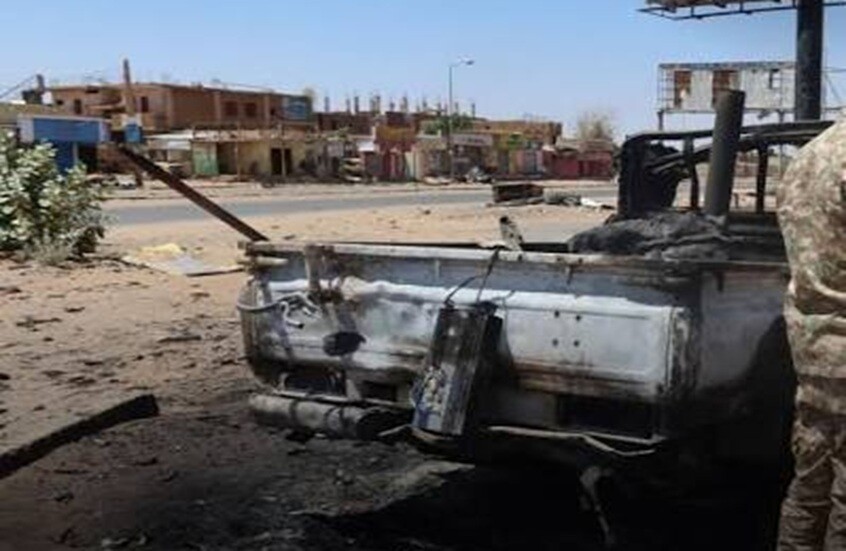 مركبة عسكرية محترقة بالكامل في السودان. صورة أرشيفية
