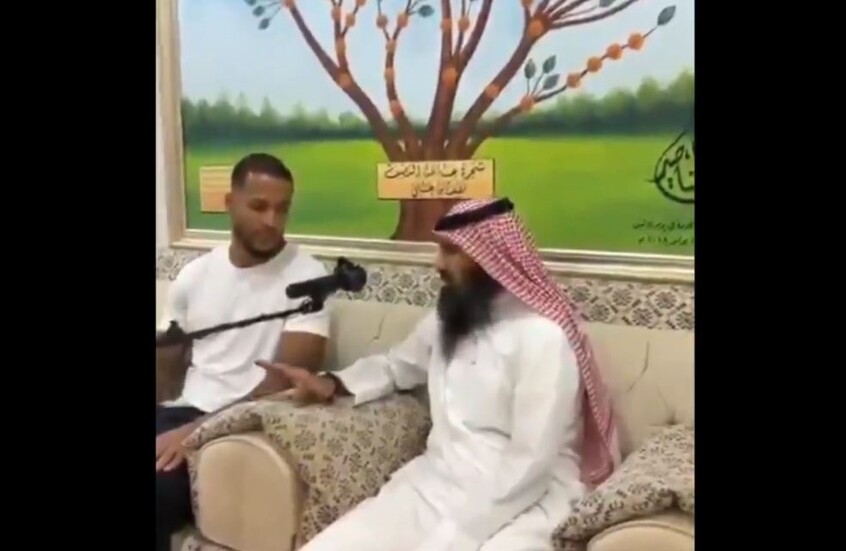 لاعب نيجيري يشهر إسلامه في قطر