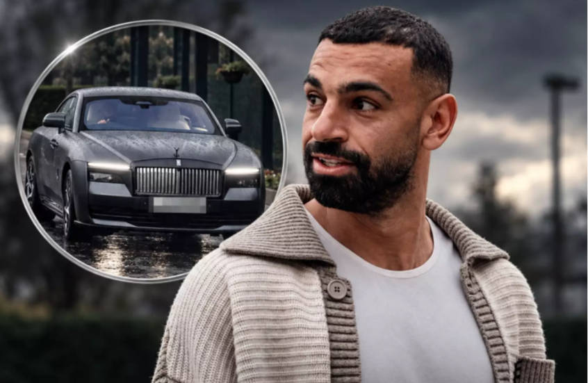 محمد صلاح لاعب طرابزون سبور والمنتخب المصري وتظهر في الصورة سيارته السوداء موديل رولز رايس
