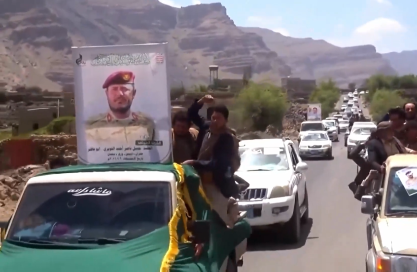 الحوثيون ينشرون مقطع فيديو يظهر جنازة عناصر قضوا في معركة ضد القوات اليمنية