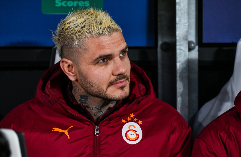 ماورو إيكاردي لاعب نادي غلطة سراي، يتابع مجريات اللعب خلال مباراة الإياب للملحق المؤهل للأدوار الإقصائية في دوري أبطال أوروبا لموسم 2025-2026