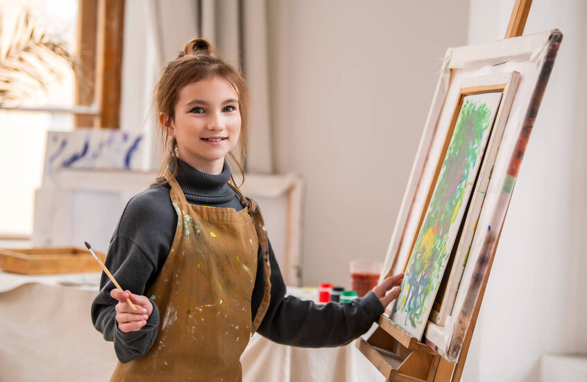 فتاة تمارس هواية الرسم