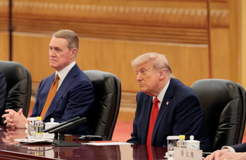 الرئيس الأمريكي دونالد ترامب والسفير الأمريكي لدى الصين ديفيد بيردو يشاركان في اجتماع ثنائي موسع مع الرئيس الصيني شي جين بينغ في قاعة الشعب الكبرى في بكين يوم 14 مايو 2026
