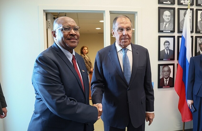 وزير الخارجية الروسي سيرغي لافروف مع نظيره السوداني محيي الدين سالم