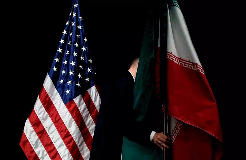 تُظهر الصورة العلم الأمريكي على اليسار والعلم الإيراني على اليمين مع خلفية سوداء داكنة، ويظهر بينهما رجل يرتدي بدلة رسمية وهو يقف خلف العلم الإيراني ممسكا بساريته، حيث يحتجب معظم جسده ووجهه خلف العلم.