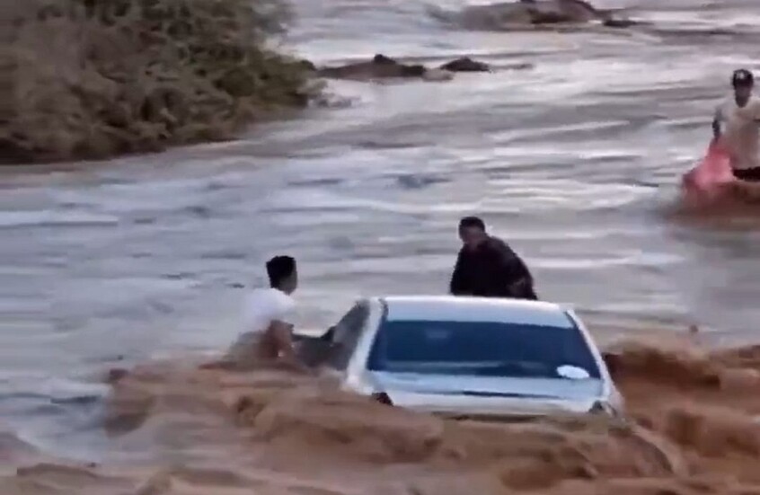 الأمطار الغزيرة تتحول إلى سيول تجتاح الطرق والأودية في عدة مناطق فيبليبيا