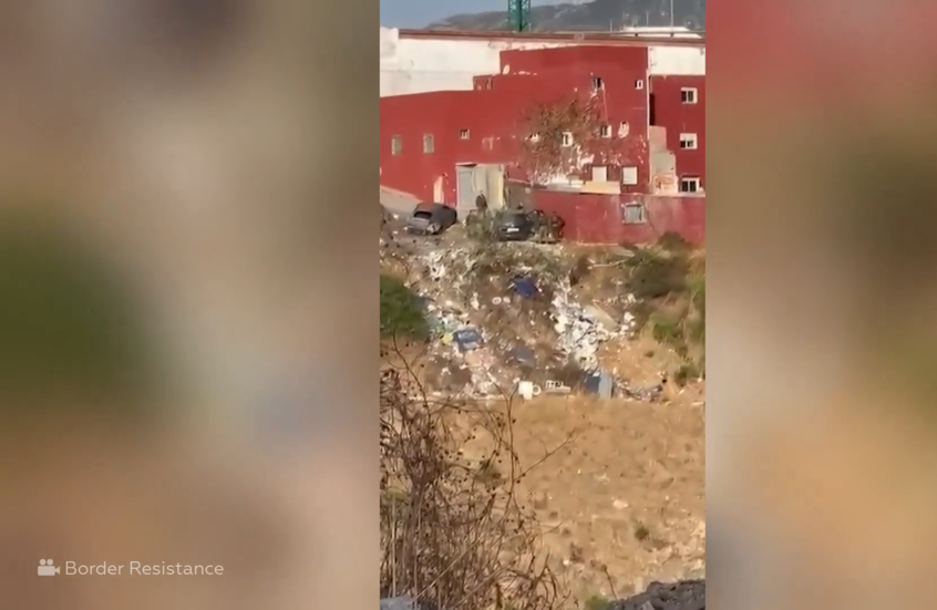 شاهد.. مهاجر يسقط من منحدر بينما يضرب جنود آخرين في مقطع فيديو من سبتة