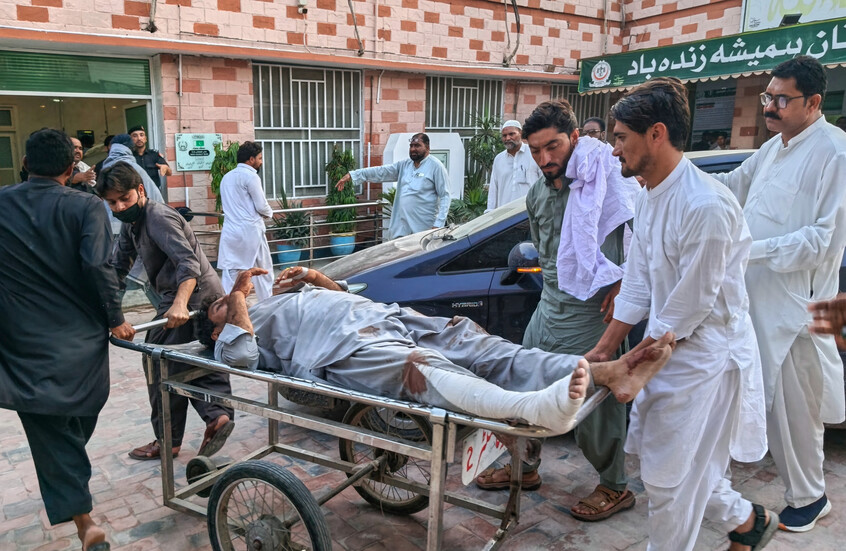 تظهر الصورة قيام عدد من الأشخاص بنقل مصاب جراء هجوم انتحاري استهدف نقطة تفتيش تابعة للشرطة الباكستانية في منطقة ديرة إسماعيل خان بإقليم خيبر باختونخوا