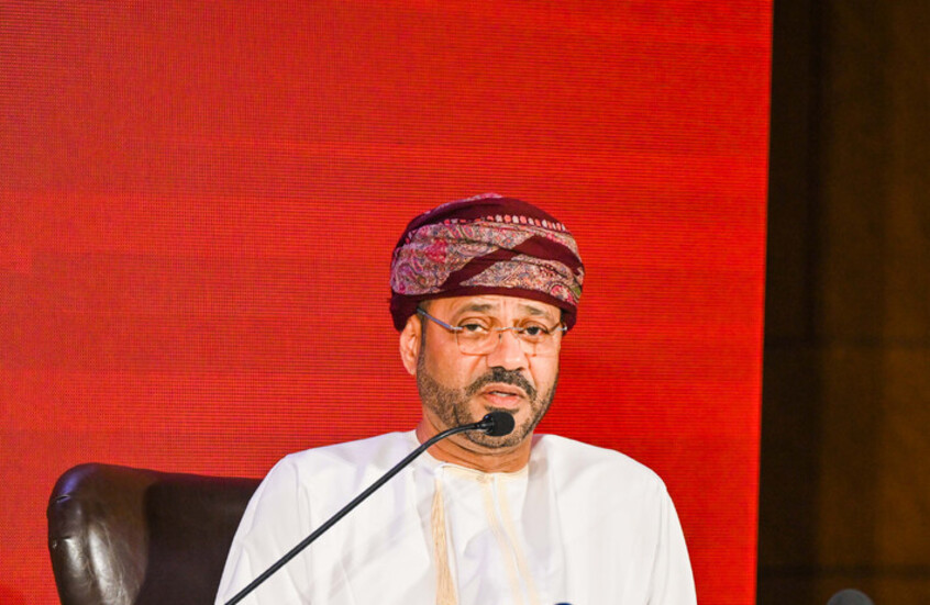 البوسعيدي يلقي كلمة خلال لقاء إعلامي في مسقط