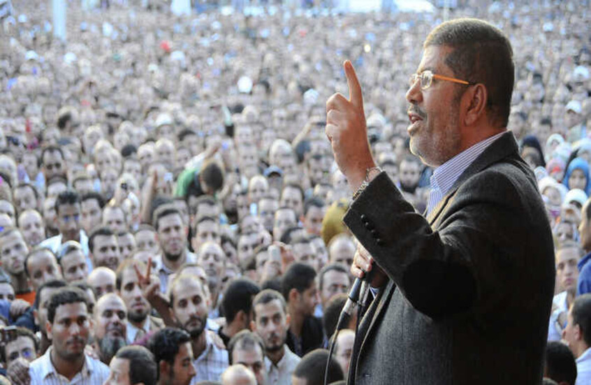 محمد مرسي أول رئيس يحكم مصر من جماعة الإخوان المسلمين خلال خطبة بعد فوزه في ميدان التحرير وسط القاهرة