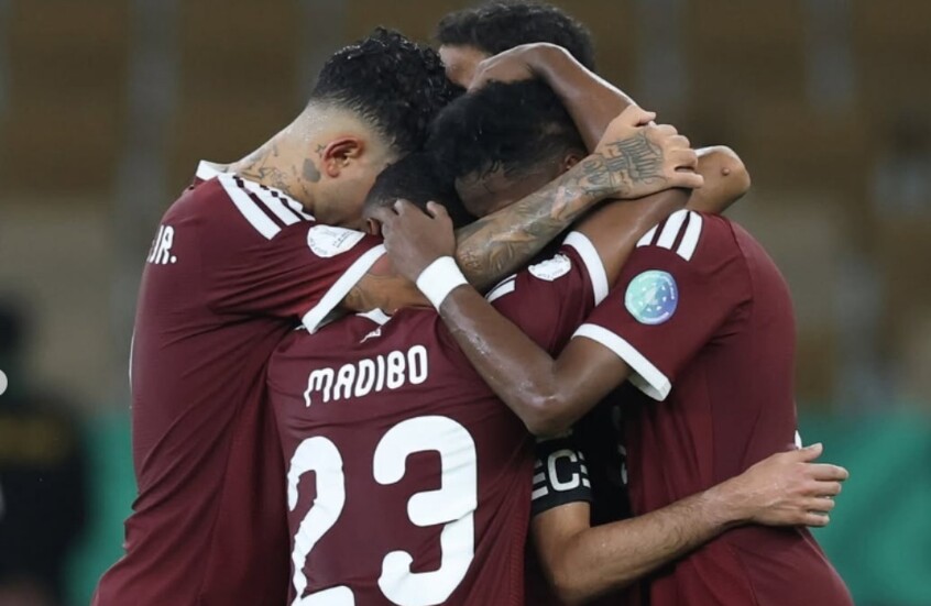 يلتف لاعبو المنتخب البحريني حول بعضهم خلال مواجهة في مسابقة خليجي 27