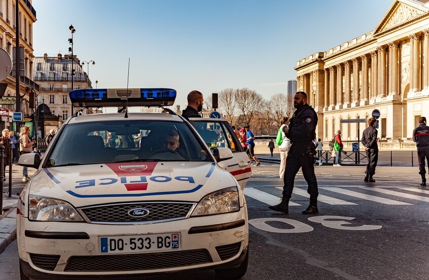 الشرطة الفرنسية أمام متحف اللوفر بعد تعرضه للسرقة- صورة أرشيفة-  Louvre Museum