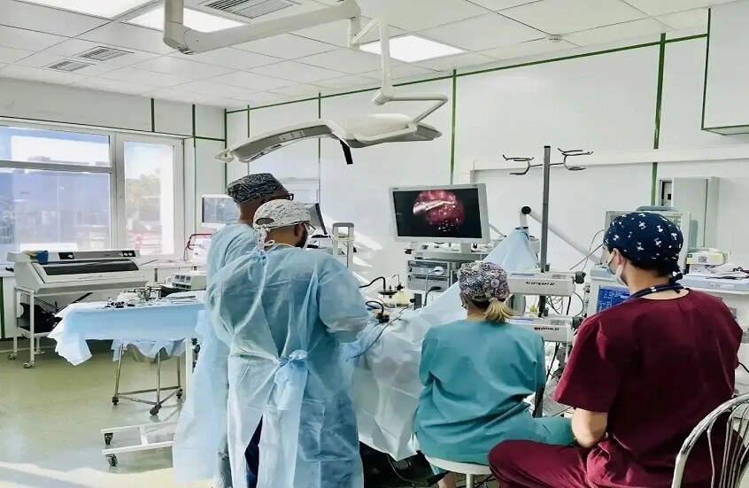 عملية جراحية على معدة الطفل