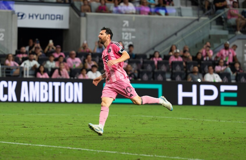 ليونيل ميسي يحتفل بتسجيل هدف خلال مباراة في الدوري الأمريكي لكرة القدم جمعت بين فريقي إنتر ميامي وتورونتو
