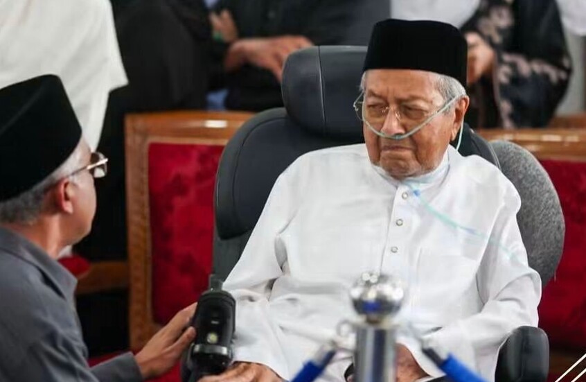 على كرسي متحرك.. مهاتير محمد يودع رفيقة دربه 70 عاما