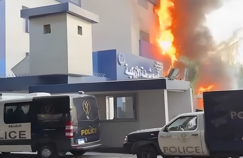 حريق في قلب القاهرة.. النيران تشتعل داخل قسم شرطة (فيديو)