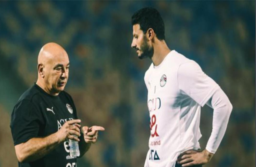 حسام حسن يعطي التعليمات للشناوي