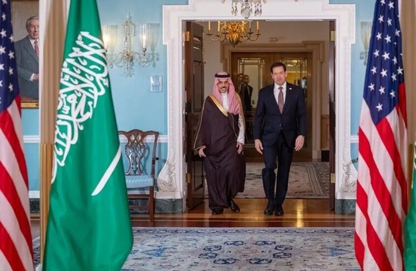 السعودية والولايات المتحدة تؤكدان أهمية أمن الملاحة في هرمز وباب المندب