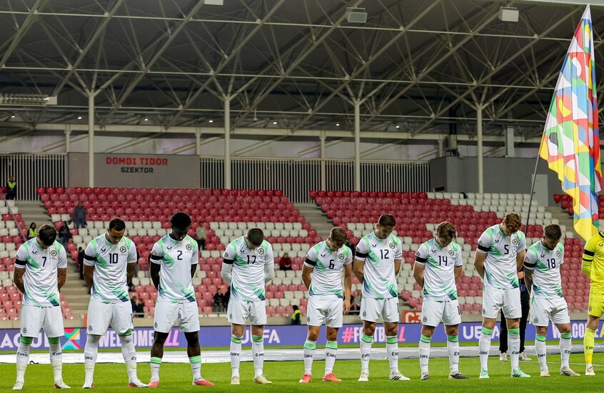 المنتخب الإيرلندي أثناء عزف النشيد الوطني الإسرائيلي مرحلة المجموعات في دوري الأمم الأوروبية، على ملعب "ناغيردي" في هنغاريا