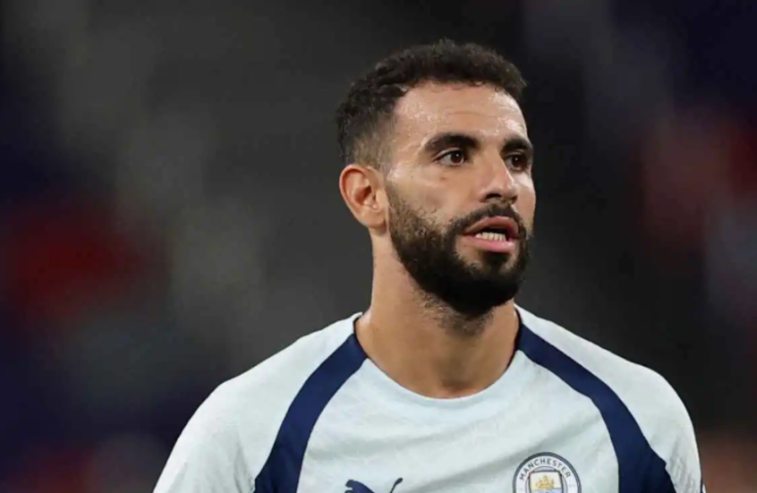 ريان آيت نوري في عمليت الإحماء مع نادي مانشستر سيتي الإنجليزي