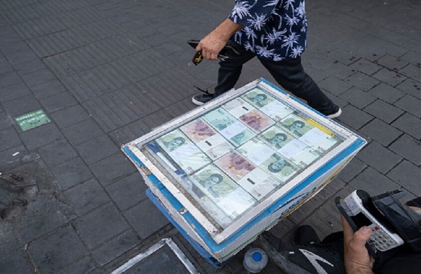 وصول سعر الدولار في السوق الحرة إلى نحو 2.53 مليون ريال إيراني