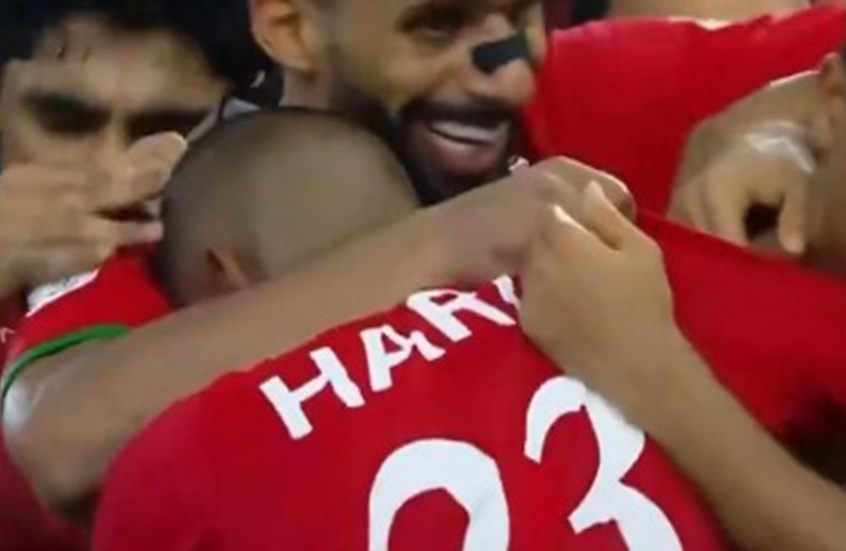 لاعبو عمان يحتفلون بتسجيلهم الهدف الثالث في شباك الكويت