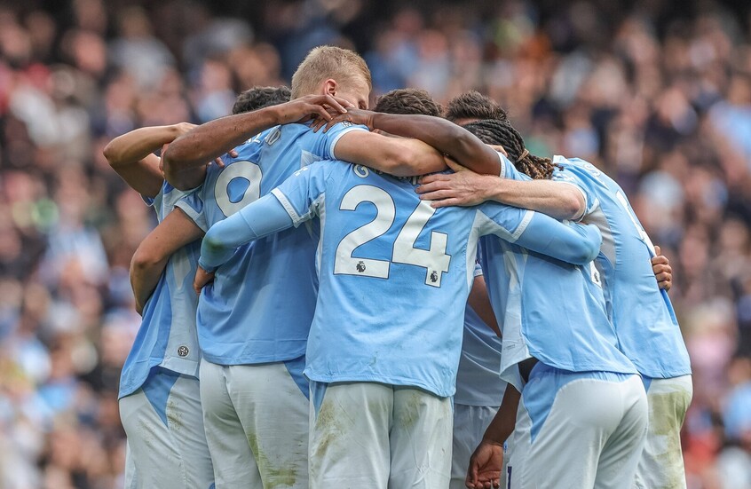 يحتفل إيرلينغ هالاند لاعب مانشستر سيتي مع زملائه بالهدف الذي سجله لتصبح النتيجة 5-3 وذلك خلال مباراة الدوري الإنجليزي الممتاز بين مانشستر سيتي وسندرلاند في ملعب الاتحاد بمدينة مانشستر