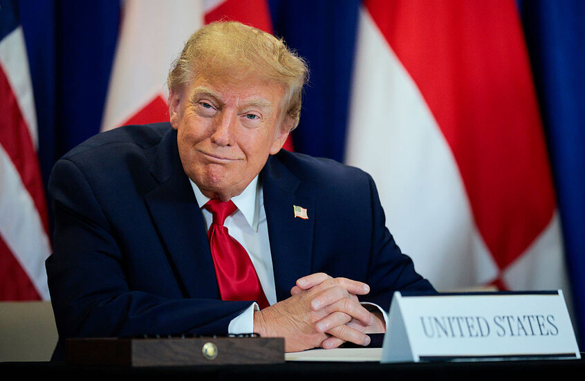 الرئيس الأمريكي دونالد ترامب يتابع مراسم توقيع اتفاقية أمنية بين الولايات المتحدة والدنمارك وجرينلاند، وذلك خلال الدورة الحادية والثمانين للجمعية العامة للأمم المتحدة في مقر المنظمة بمدينة نيويورك في 22 سبتمبر 2026.