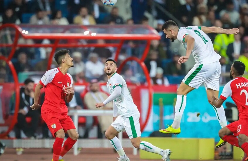 لقطة من مباراة كرة قدم تجمع بين المنتخب العراقي (بالقمصان البيضاء) والمنتخب العماني (بالقمصان الحمراء) ضمن منافسات بطولة كأس الخليج العربي "خليجي 27"