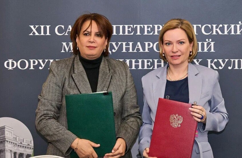 أولغا ليوبيموفا، وزيرة الثقافة الروسية (يمينا) ومليكة بن دودة، وزيرة الثقافة  والفنون الجزائرية (يسارا)