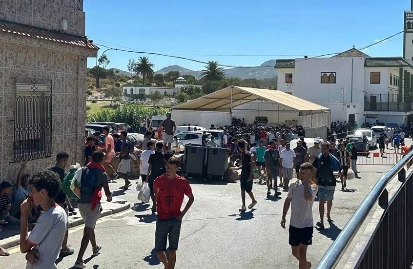 مهاجرون يصطفون للحصول على طعام مجاني خارج مسجد في سبتة