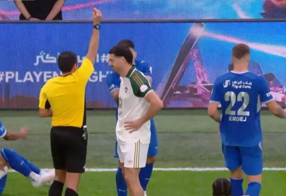 ديميرال يواصل إثارة الجدل.. بطاقة حمراء واشتباكات في كلاسيكو الأهلي والهلال