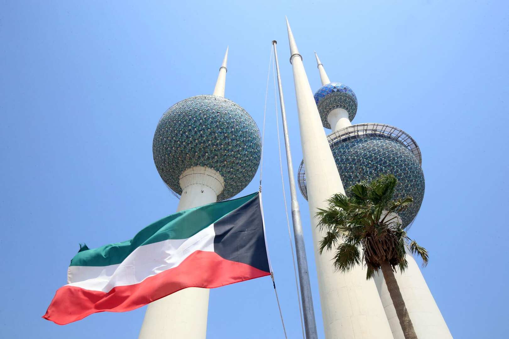 ‏الكويت.. حريق في مجمع سكني استهدفته مسيرة إيرانية