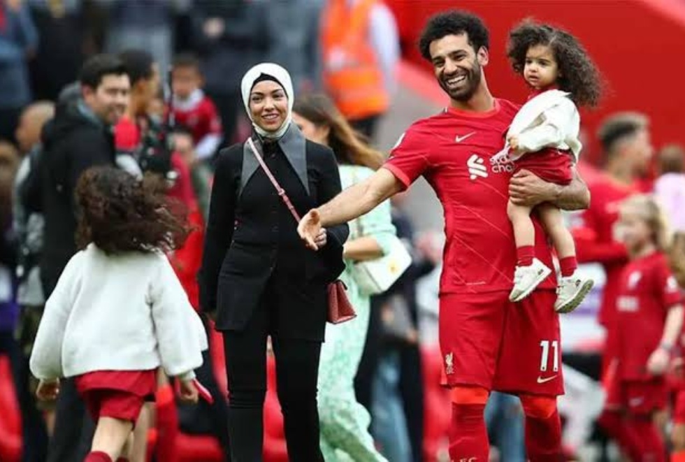 محمد صلاح يرزق بأول ابن ذكر وشقيقة الفرعون تكشف عن اسمه
