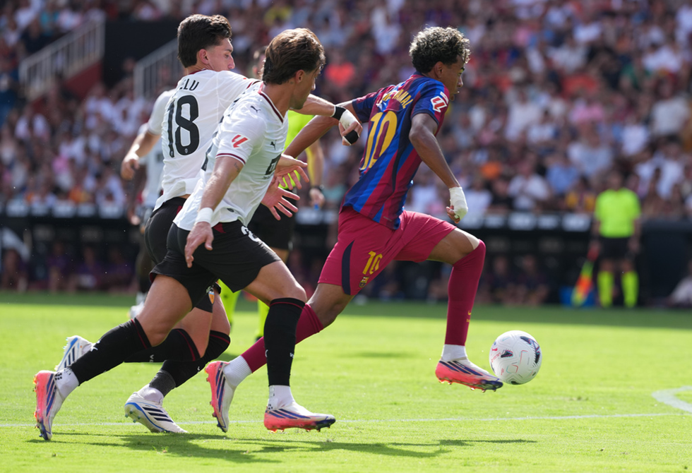 برشلونة يكتسح فالنسيا بخماسية وينفرد بصدارة "الليغا"