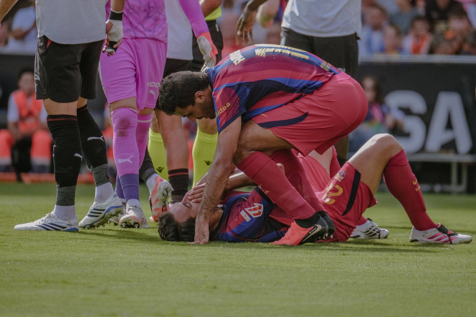 لاعب برشلونة يتسبب في كسر أنف زميله خلال المباراة
