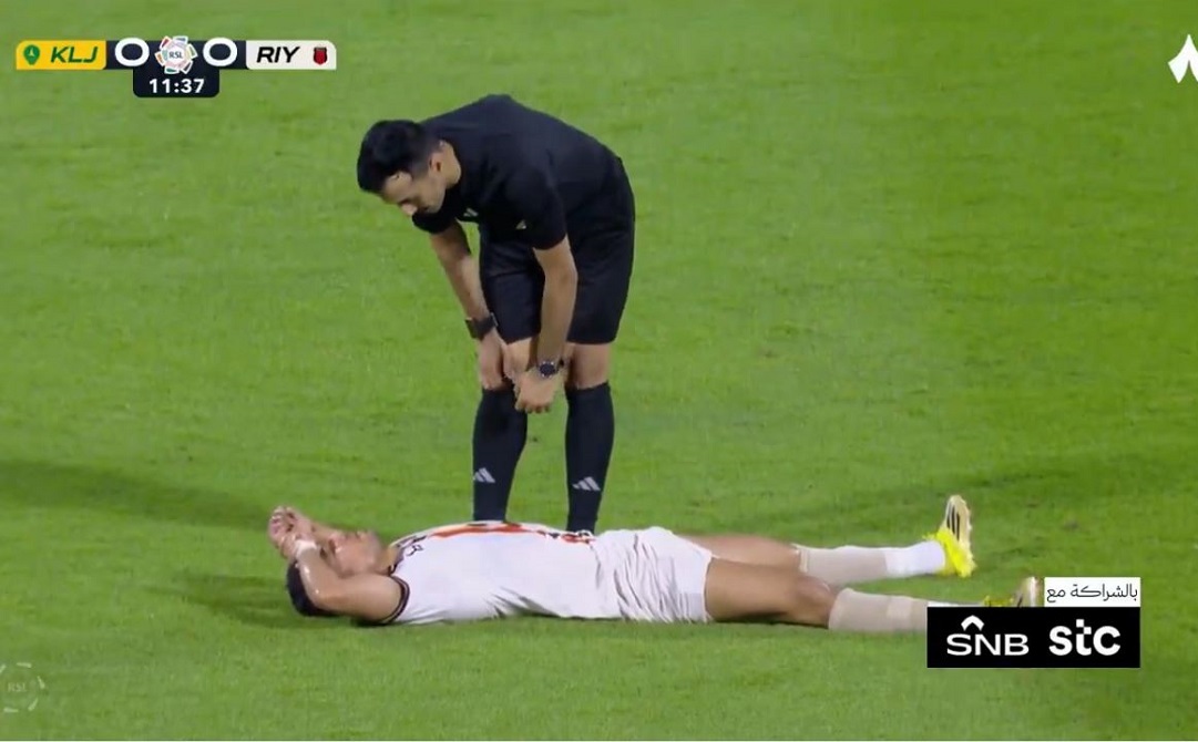 ضربة لمنتخب مصر ونادي الرياض.. تريزيغيه يغادر مباراة الخليج باكيا (فيديو)