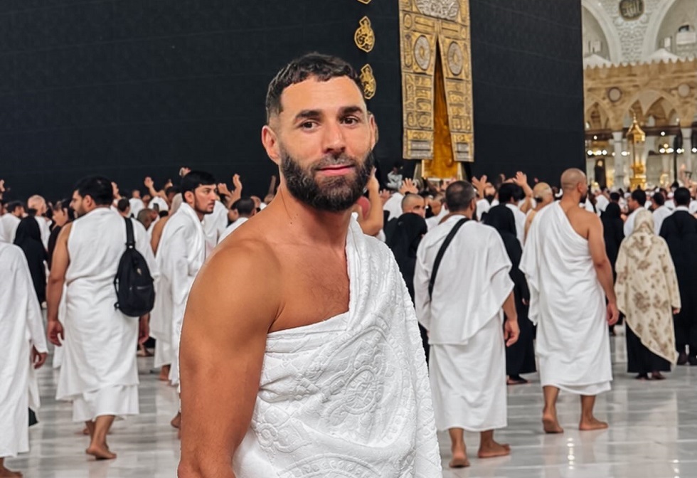 بعد فسخ عقده مع الهلال.. بنزيما ينشر صورة مع تعليق لتأديته مناسك العمرة