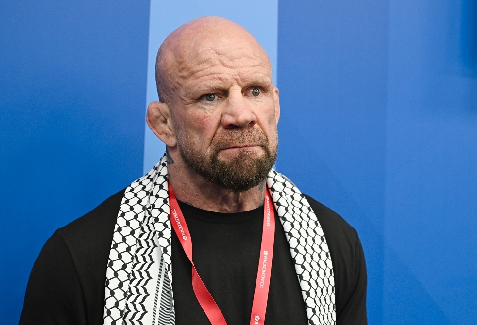 المقاتل مونسون يستنكر قرار الاتحاد الدولي للتزلج بسحب صفة "الرياضي المحايد" من متزلجين روس