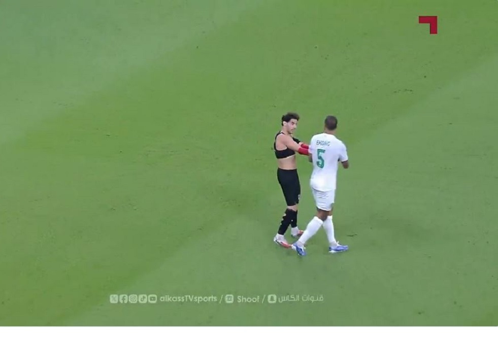 شاهد.. لاعب يتعرض للشد فيخلع قميصه ويمنحه لمنافسه في لقطة غريبة