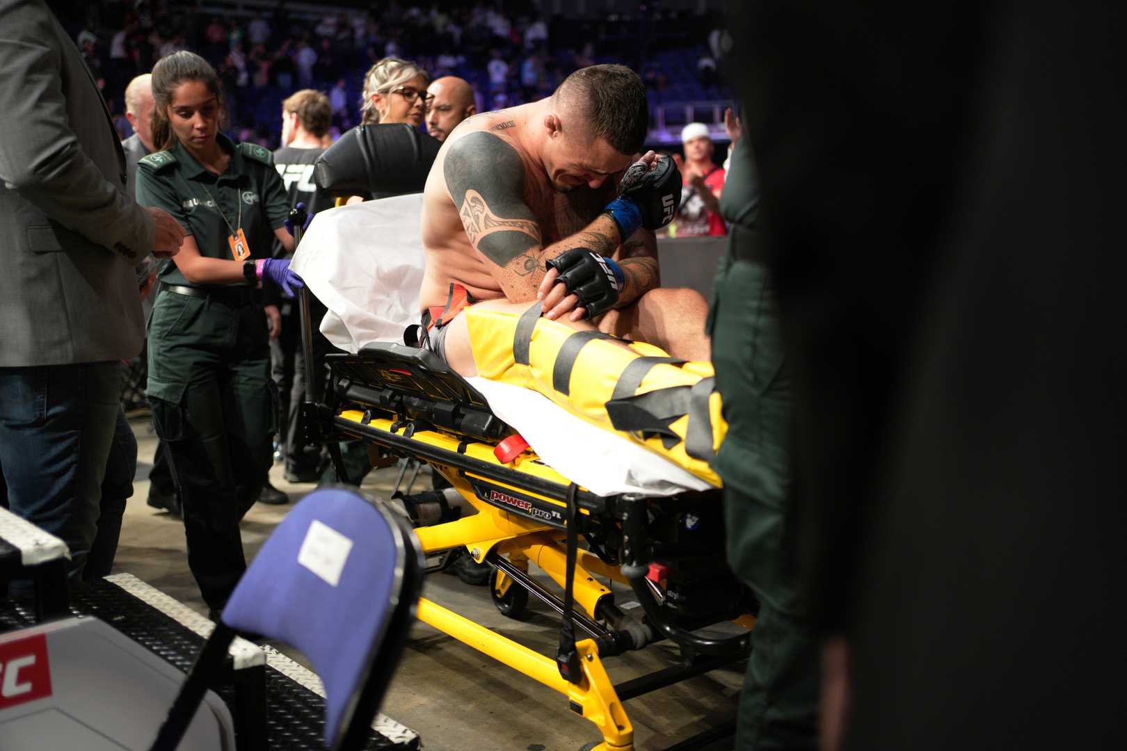 بطل UFC للوزن الثقيل يتنازل عن لقبه بسبب إصابة خطيرة