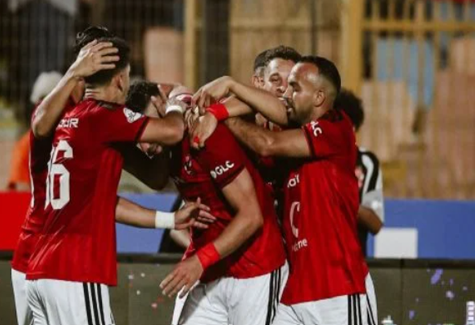 الأهلی یتخطى أبو قیر ویرتقی إلى صداره الدوری المصری