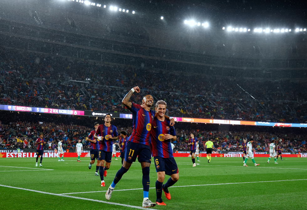 برشلونة يكتسح سانتاندير بسباعية ويتربع على قمة الدوري الإسباني