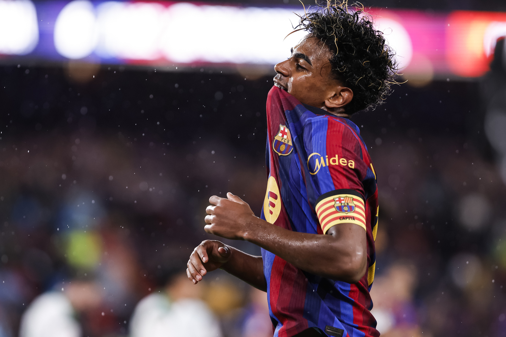 برشلونة و"سياسة" جمال.. لماذا رفض الفريق القميص الذي ارتداه ريال مدريد؟