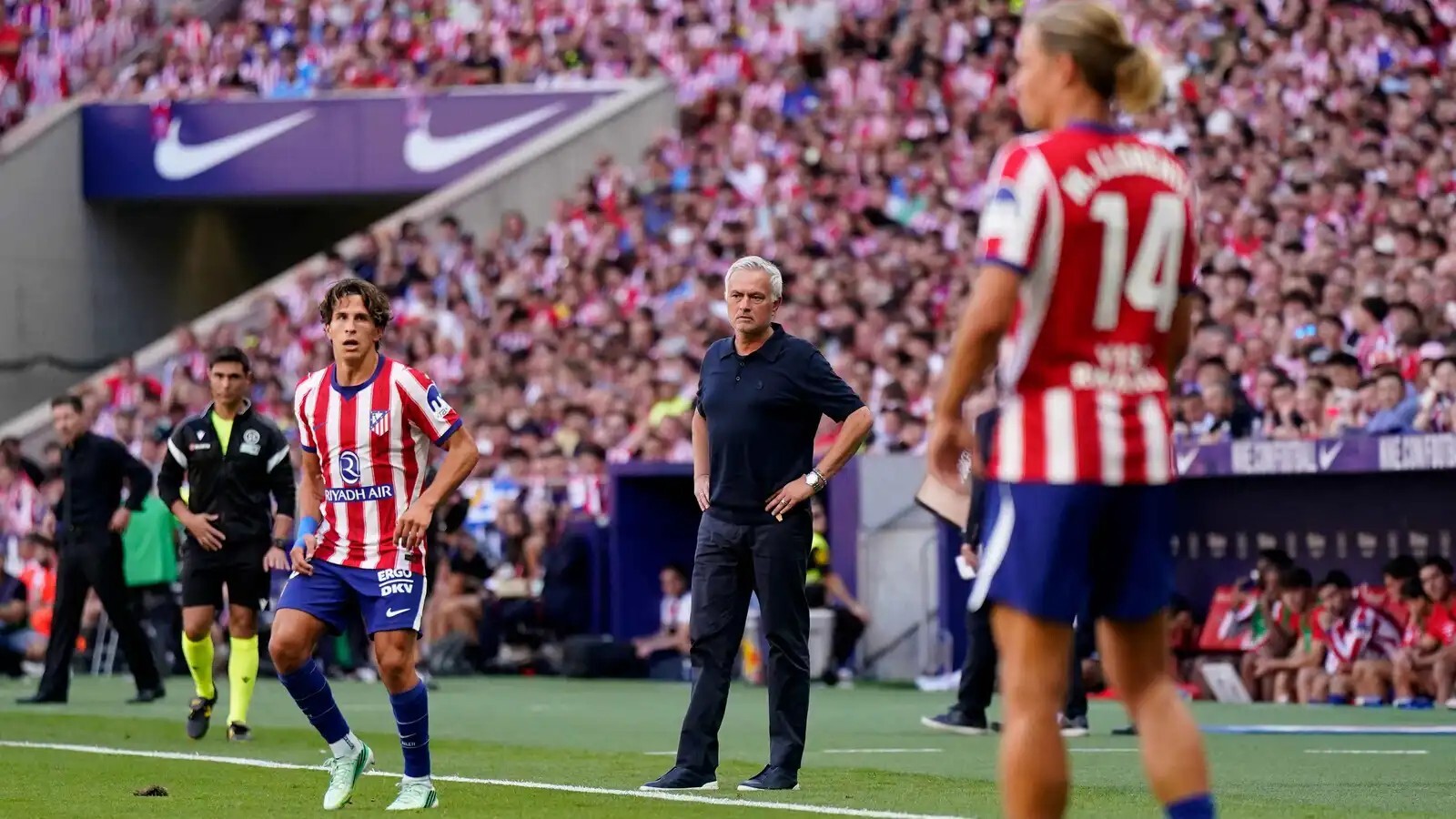 دهس شعار أتلتيكو مدريد.. مورينيو يثير الجدل بعد ديربي العاصمة (فيديو)