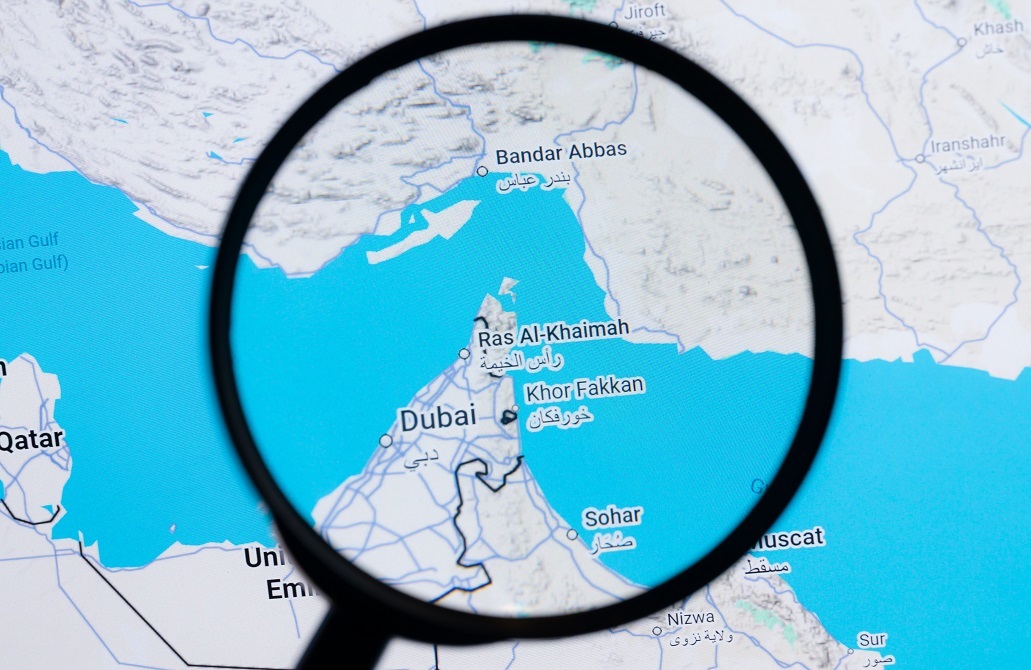 هيئة بحرية بريطانية: إصابتان جراء استهداف سفينة شحن في مضيق هرمز