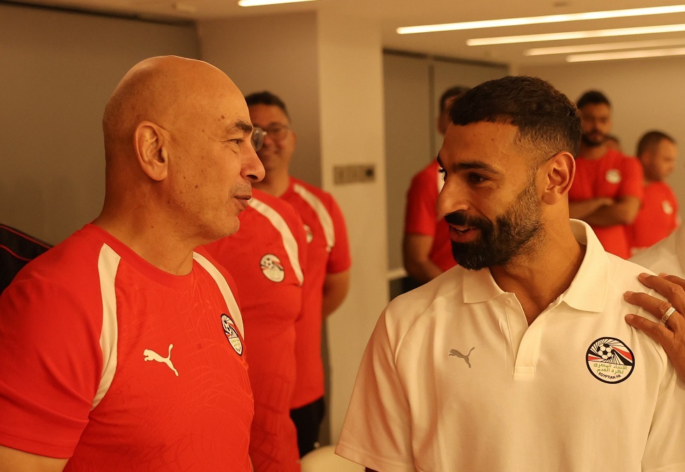 لاعبو منتخب مصر يحتفلون بالتوأم حسام وإبراهيم حسن بعد تجديد التعاقد حتى 2030 (صور)