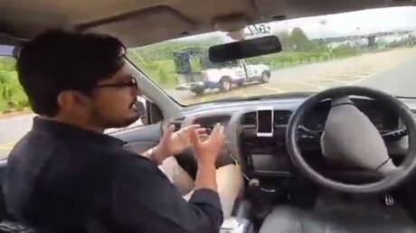 أول سيارة باكستانية ذاتية القيادة تقود صاحبها إلى الشرطة! (فيديو)
