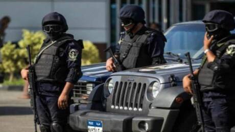 مصر.. سائق تاكسي يدهس فتاة في الشارع بعد خلاف على محطة النزول (فيديو متداول)